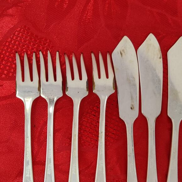 11X WM Rogers Silverplate Flat Butter Spreader Knife Cocktail Forks Pickwick - Picture 10 of 13